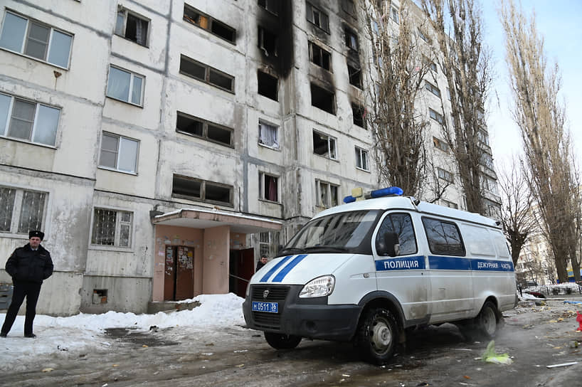 Воронежское управление СКР возбудило уголовное дело по признакам причинения смерти по неосторожности двум лицам (ч. 3 ст. 109 УК РФ, до четырех лет лишения свободы) после взрыва газа в многоэтажном доме