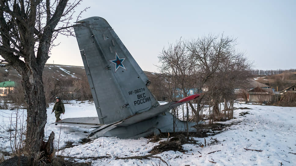 Обломки военно-транспортного самолета Ан-26 ВКС России, потерпевшего крушение во время «спецоперации» на Украине в селе Урыв-Покровка Острогожского района Воронежской области. 24 февраля