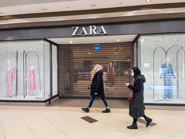 Закрытый магазин одежды покинувшего россию бренда Zara испанской компании Inditex в торговом центре Воронежа. 6 марта