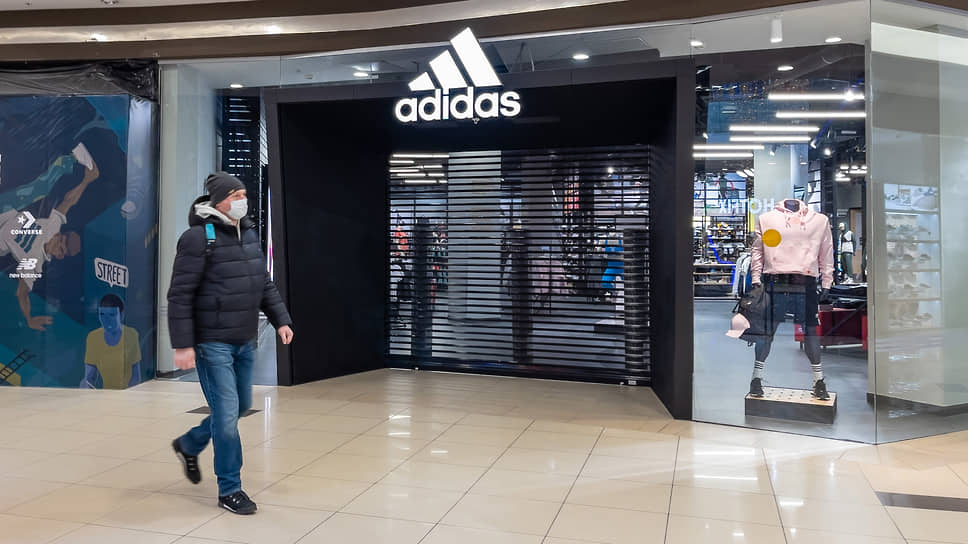 Спортивный магазин прекратившего работу в России бренда Adidas в торговом центре Воронежа. 18 марта