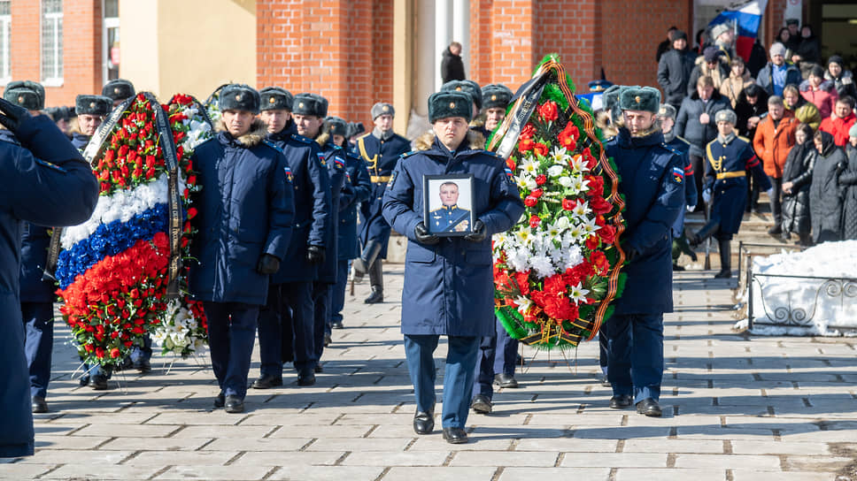 Церемония прощания в Воронеже с погибшим при выполнении специальной военной операции на Украине летчиком ВКС РФ  подполковником Олегом Червовым. 16 марта