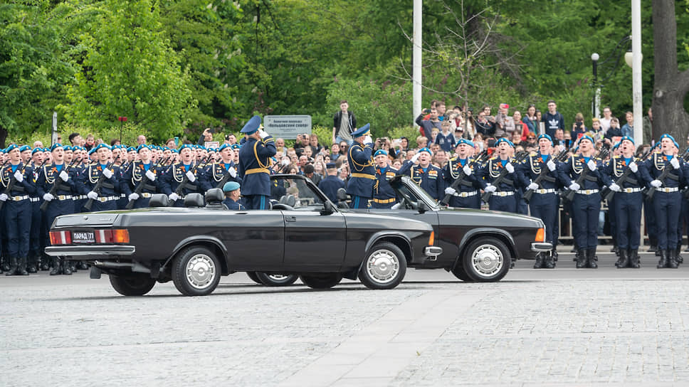 Парад принимал врио начальника воронежского территориального гарнизона, замначальника воронежской Военно-воздушной академии Александр Нагалин. Командовал парадом еще один замначальника академии — генерал-майор Владимир Казаков