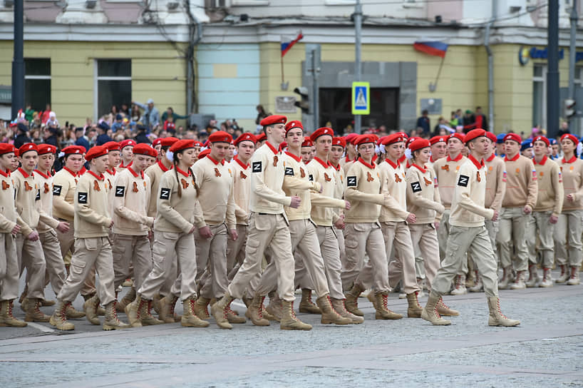 Прохождение парадных расчетов юнармейцев 