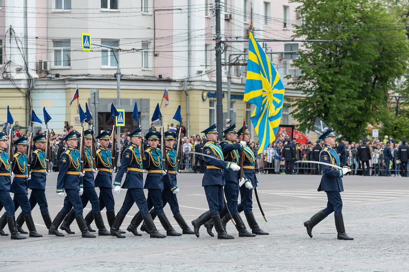 Прохождение парадных расчетов по площади Ленина