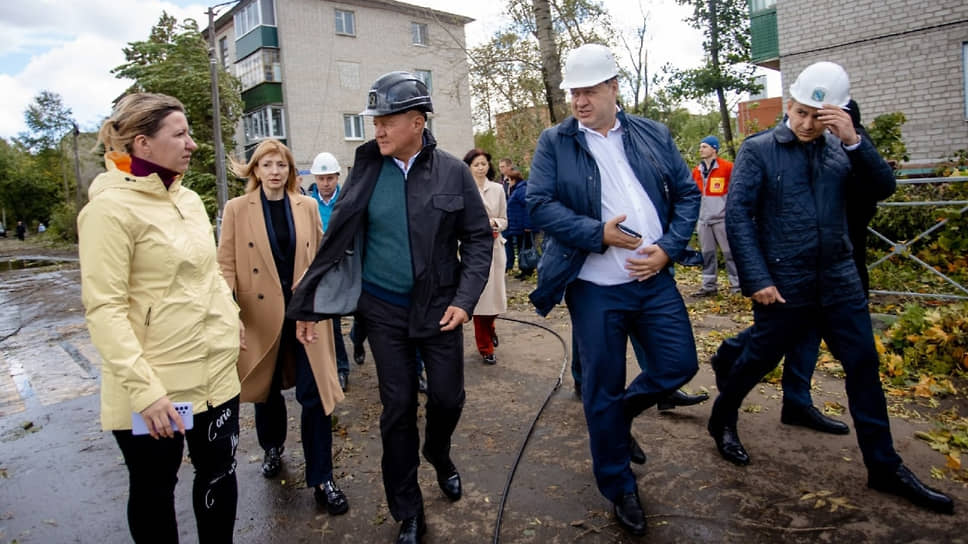 Последствия урагана в Курской области (областной центр). Второй справа — губернатор Роман Старовойт 