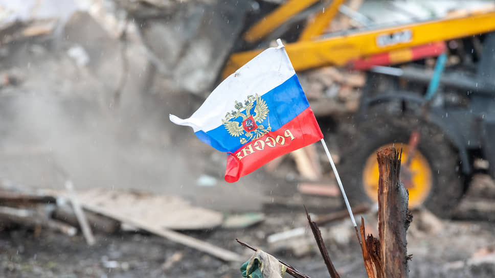 Метровый пень — все, что осталось на одном из участков после завершения сноса. К нему кто-то прикрепил триколор