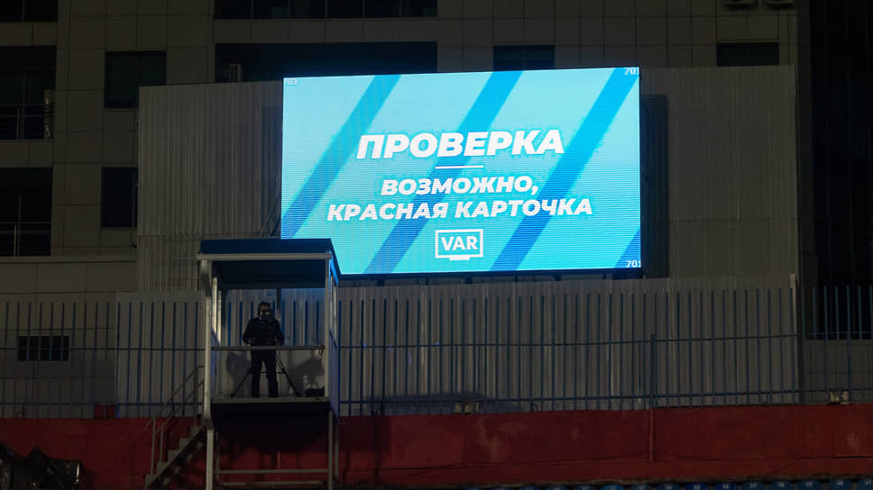 Судья Алексей Сухой прервал игру для пересмотра момента, после которого ограничился желтой карточкой для форварда «Спартака»