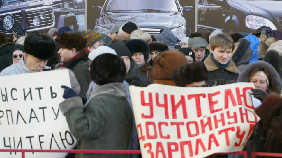 2003. В январе курские педагоги временно приостановили свою работу по причине задержки зарплаты на месяц. Воронежцы постоянно митингуют — только за февраль в облцентре прошло пять акций протеста (в том числе против реформы ЖКХ и войны в Ираке), число участников в них оценивалось в совокупности в 10 тыс. человек. Итальянская компания Merloni Elletrodomestici приступила к реализации проекта по строительству в Липецке завода стиральных машин Indezit — одного из первых иностранных инвесторов в регионе. Тем временем Коминтерновский райсуд Воронежа признает экс-владельца контрольного пакета акций ОАО «Павловскгранит» Владимира Переверзева виновным в уклонении от уплаты налогов в особо крупном размере, мошенничестве и незаконном предпринимательстве.