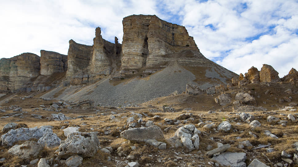 Плато Бермамыт — часть Скалистого хребта Большого Кавказа. Его название переводится как «кривое колено».