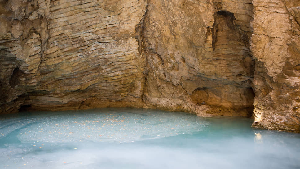Это конусообразная воронка высотой 41 м, на дне которой находится карстовое озеро минеральной воды бирюзового цвета.
