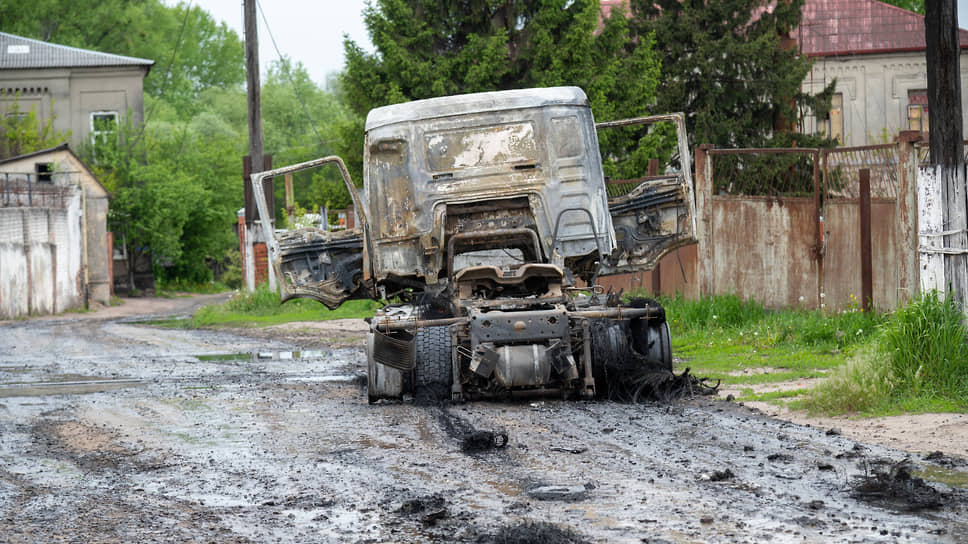 Грузовик, попавший под огонь украинских реактивных систем залпового огня возле спиртзавода «Курскпродукт»
