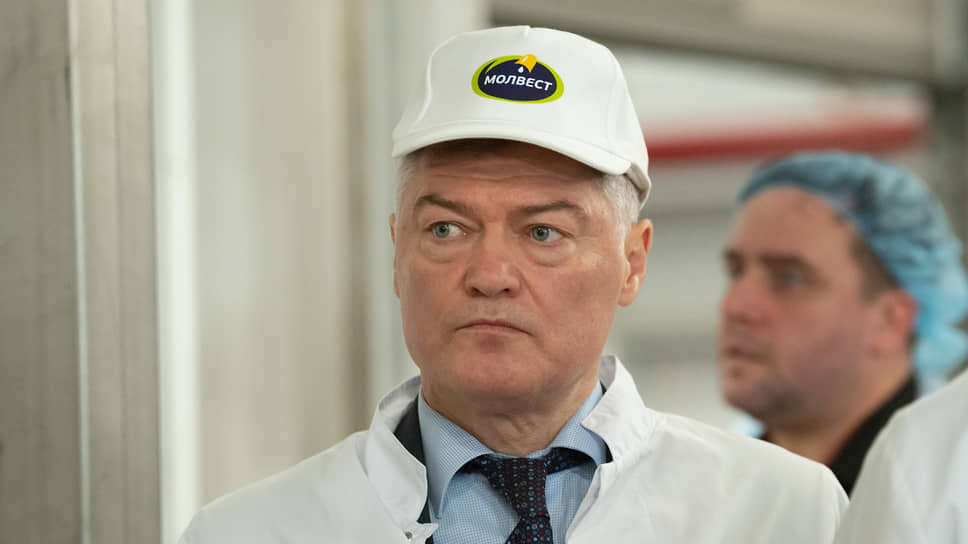 Курирующий АПК воронежский вице-премьер Виктор Логвинов в ходе экскурсии по предприятию