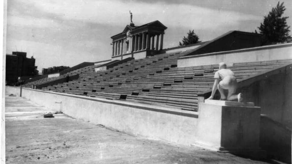 Домашняя арена «Факела», Центральный стадион профсоюзов, была заложена на месте Сенной площади в 1927 году, но строительство длилось довольно долго. К 1930 году было готово лишь футбольное поле, а трибуны и вся инфраструктура были введены в строй лишь к 1934 году.
