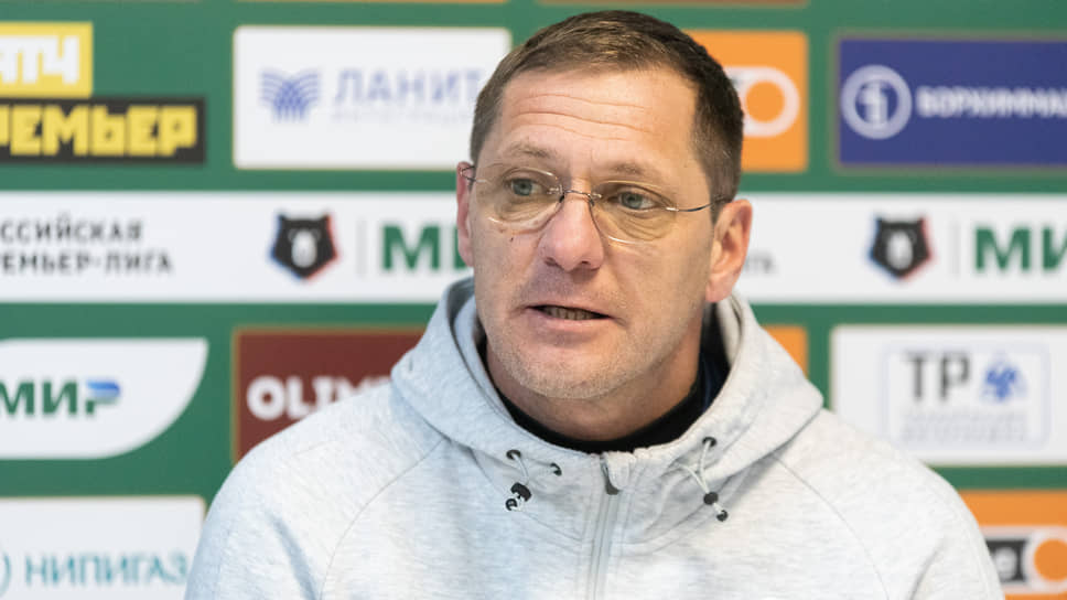 В сентябре 2022-го главным тренером «Факела» был утвержден Дмитрий Пятибратов. Он работает в тренерском штабе первой команды «Факела» с октября 2020 года.