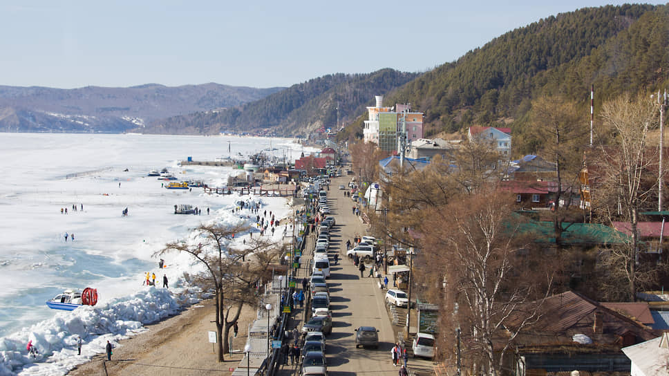 Поселок Листвянка. Панорамный вид с колеса обозрения.