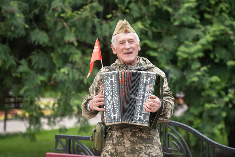 Мужчина исполняет военные песни в Кольцовском сквере в центре Воронежа