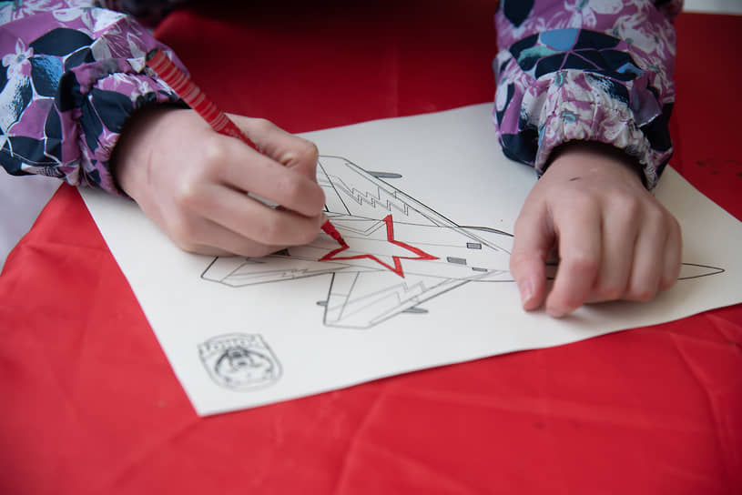Дети раскрашивают военные рисунки