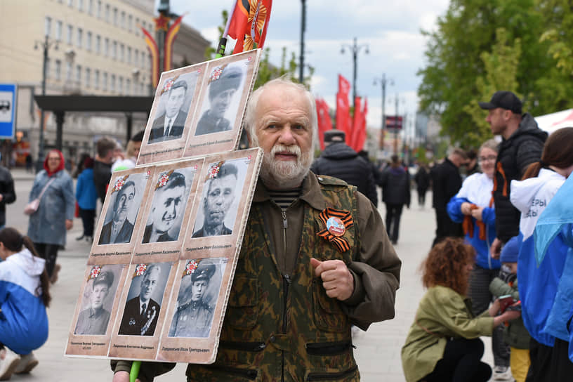 Хотя акция «Бессмертный полк», как и по всей стране, проходила онлайн, многие приехали в центр города с портретами родственников — участников Великой Отечественной войны