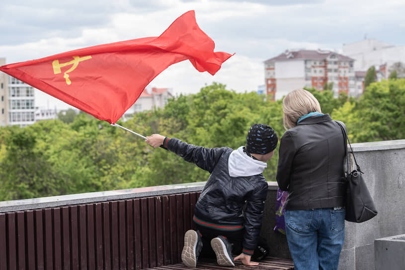 Мальчик с флагом СССР в центре Воронежа