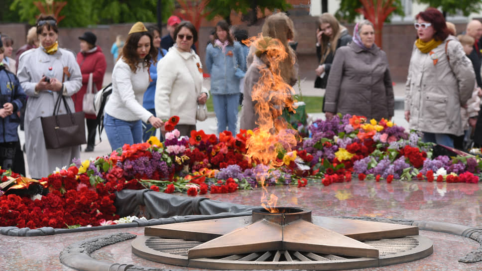 Воронежцы возлагают живые цветы к Вечному огню