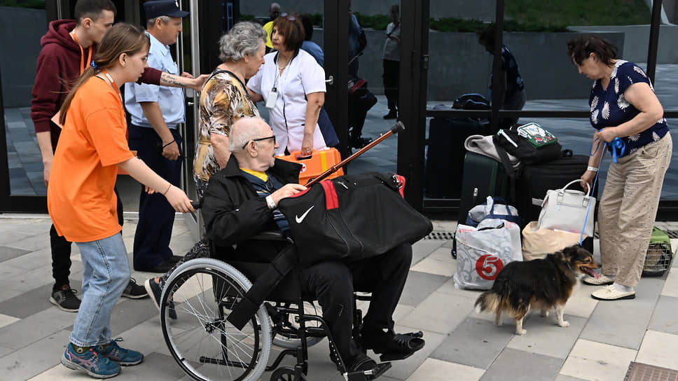 Пожилым людям в инвалидных колясках в ПВР помогают волонтеры  