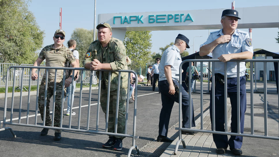 Бойцы территориальной самообороны и полицейские у новой набережной Северского Донца в Белгороде