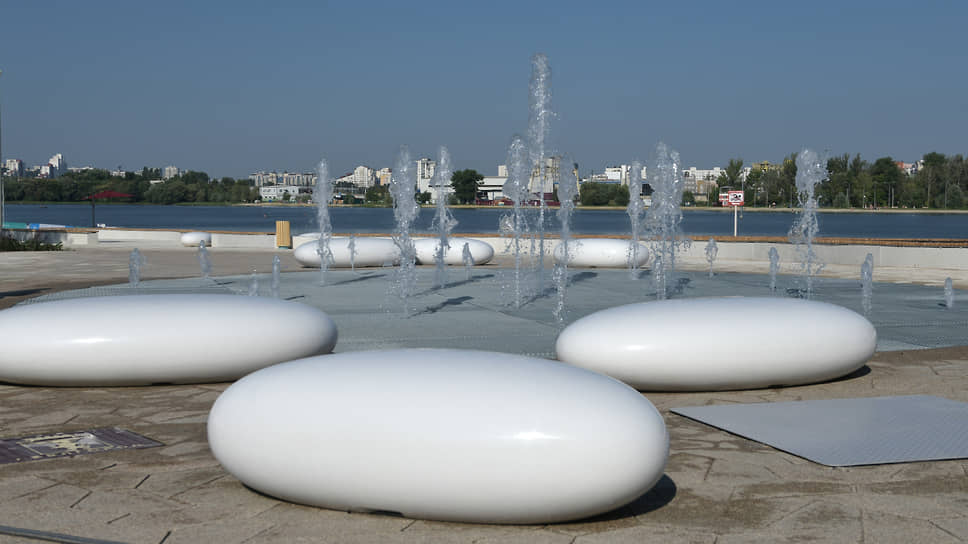 Арт-объекты и фонтан на новой благоустроенной набережной Северского Донца в Белгороде