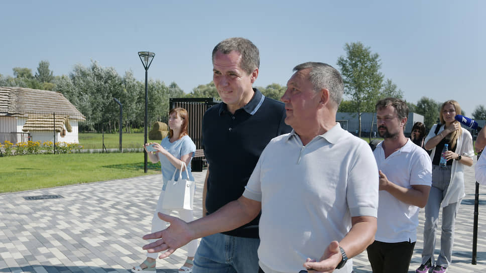 По словам главы «Агро-Белогорья» Владимира Зотова (справа), концепция пространства обсуждалась с губернатором Вячеславом Гладковым (слева)