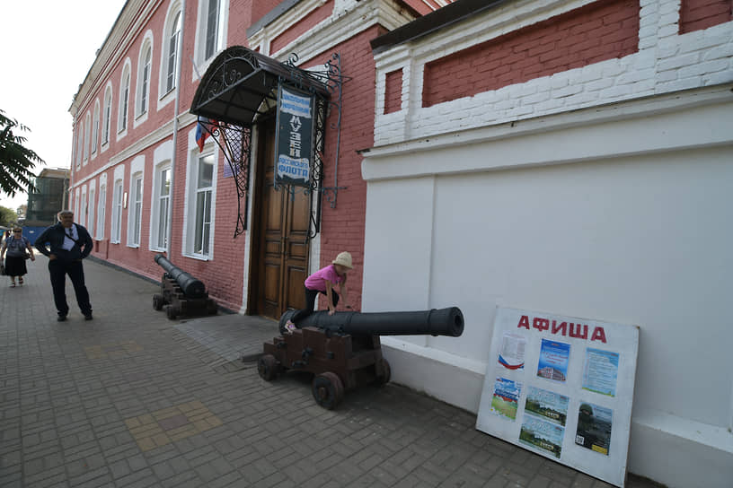 При станции юных техников, где и занимаются судомоделисты, работает также музей российского флота, который пользуется популярностью у туристов