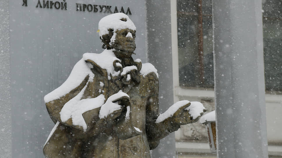 Пока снег продолжает идти, дороги дочерна очистить будет невозможно, традиционно предупредили в мэрии Воронежа