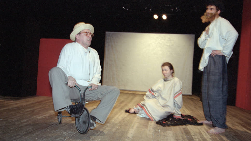 2004, июнь. Актер Камиль Тукаев на капустнике в честь десятилетия театра