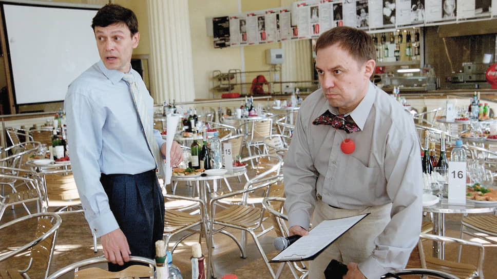 2004, июнь. Михаил Бычков (слева) и Камиль Тукаев готовятся к банкету в честь десятилетия театра
