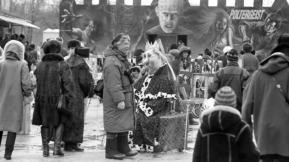 Уличный фотограф на новогодней площади Ленина. Декабрь 1998 года