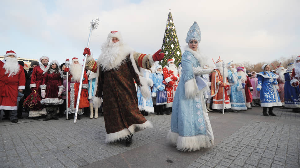 Парад Дедов Морозов у новогодней елки. Декабрь 2011 года