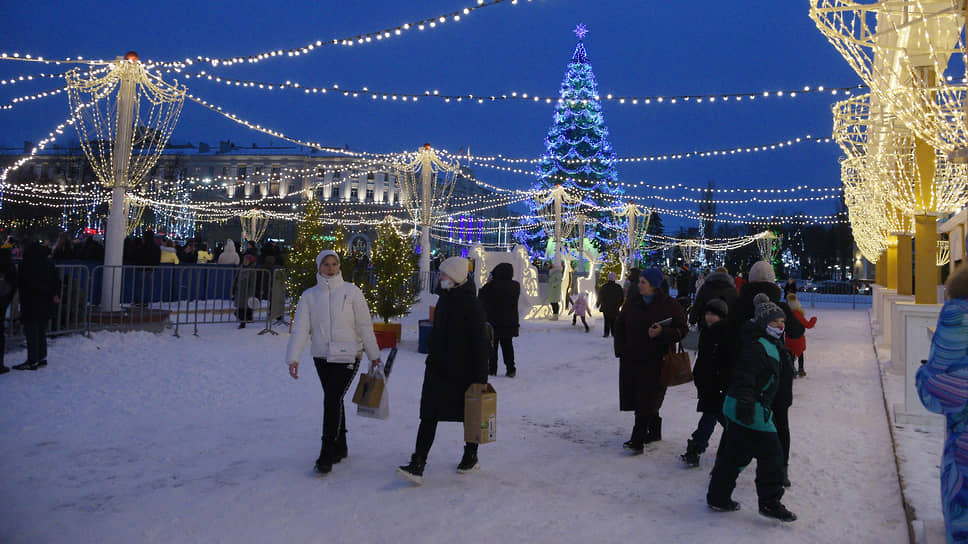 Жители Воронежа у новогодней елки. Декабрь 2020 года