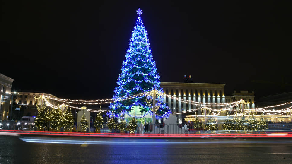 Главная новогодняя елка на фоне здания правительства Воронежской области. Декабрь 2020 года