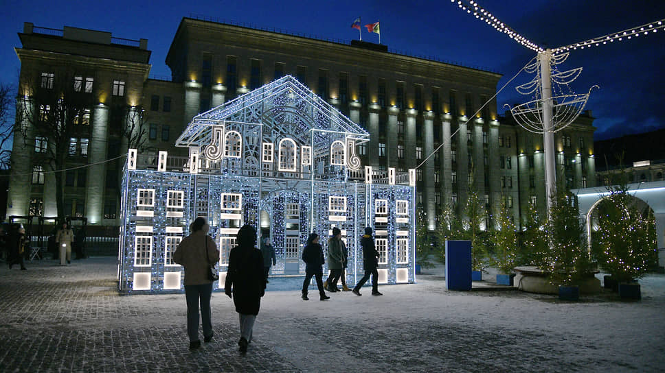 Площадь Ленина открыта для посещения с 10:00 до 22:00, а в новогоднюю ночь — до 2:00