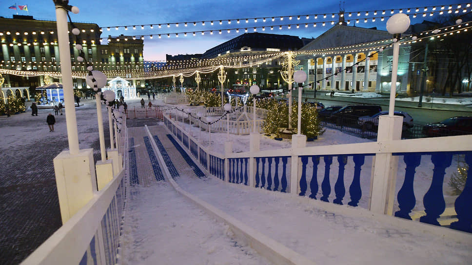 Ледяная горка на площади Ленина. Декабрь 2023 года