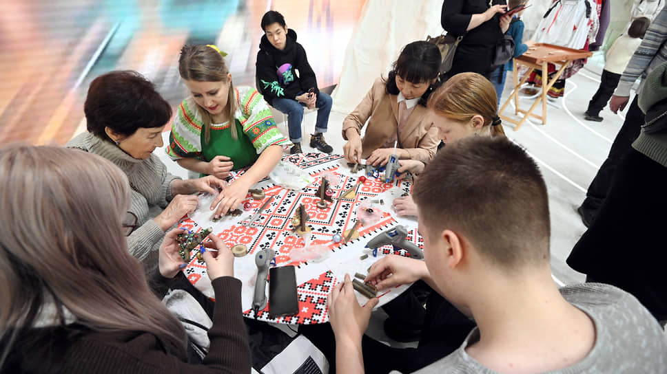 Взрослые и дети участвуют в мероприятиях на стенде Белгородской области