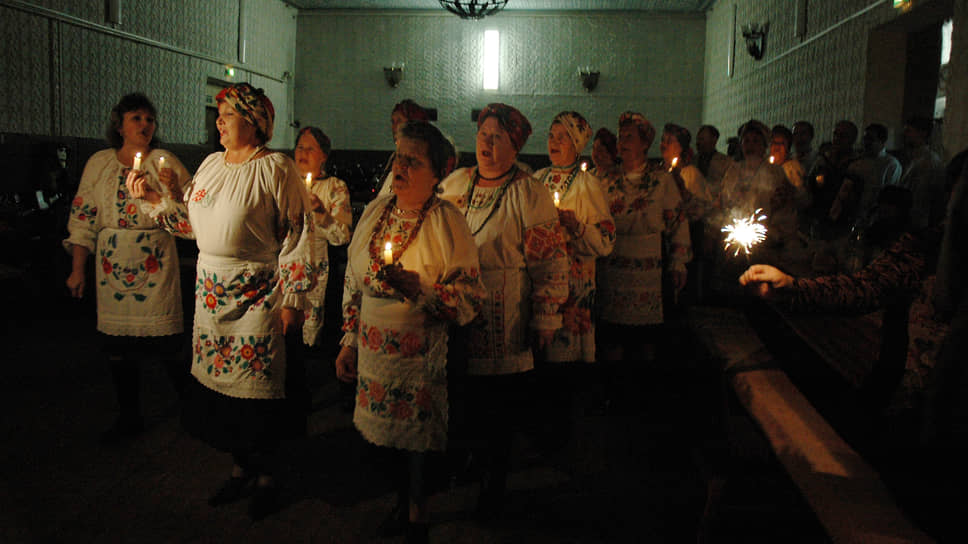 Жители одного из сел в Воробьевском районе Воронежской области поют народные песни
