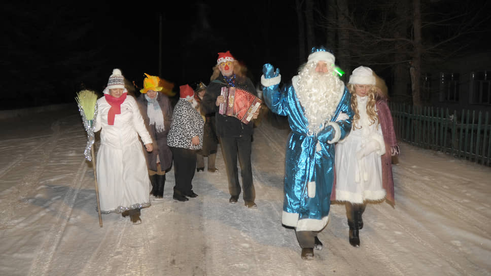 Дед Мороз и Снегурочка принимают участие в колядках