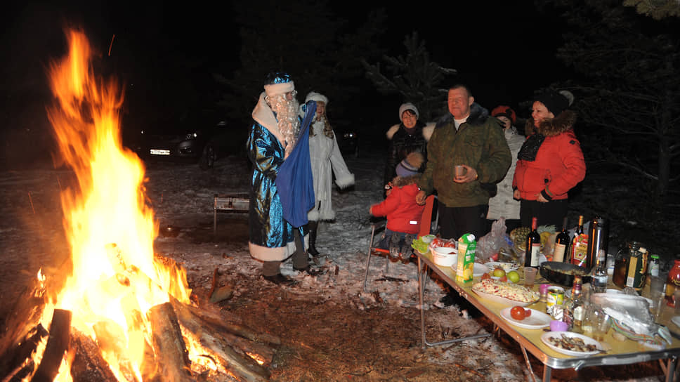 Дед Мороз и Снегурочка участвуют в гуляниях вместе с жителями Воробьевского района
