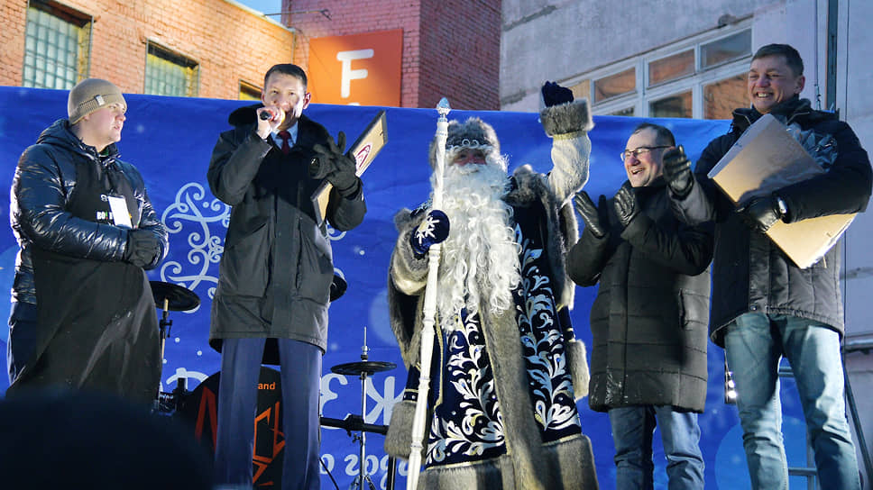 Основатель и редактор Книги рекордов России Станислав Коненко (второй слева) вручает сертификат рекорда