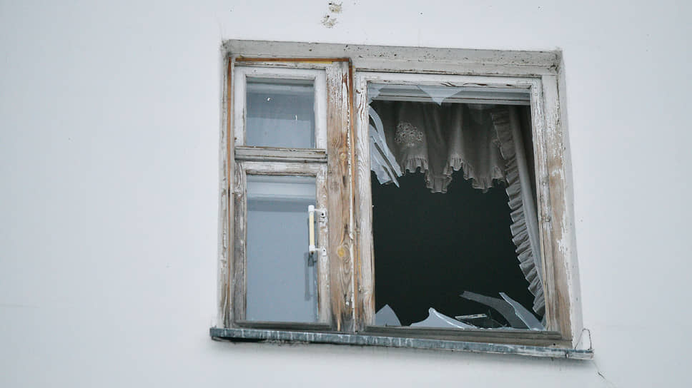 Окно дома, поврежденное в результате атаки беспилотника