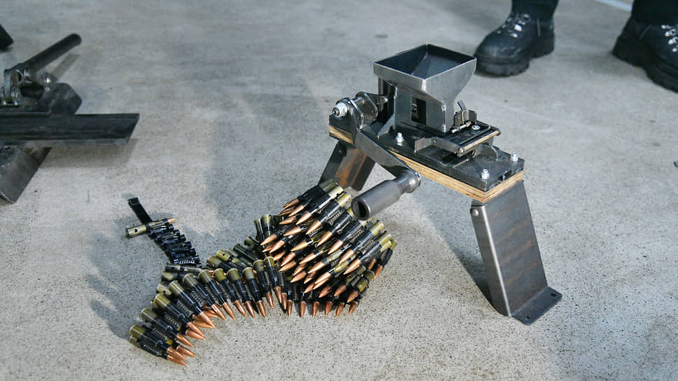 Выпускаемая «машинка Ракова» — устройство для снаряжения лент пулеметов калибра 7,62 мм