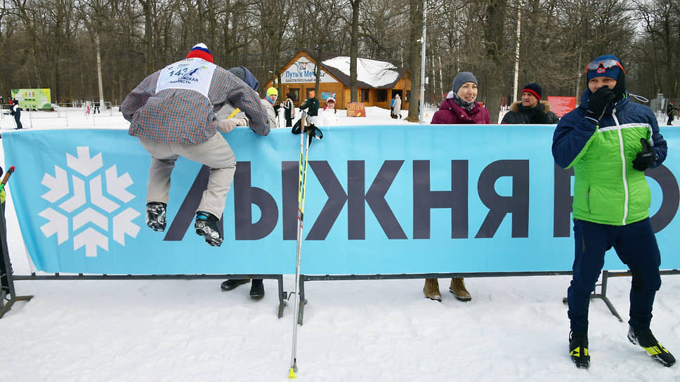 На лыжной трассе в одном забеге встретились спортсмены и любители с разным уровнем подготовки