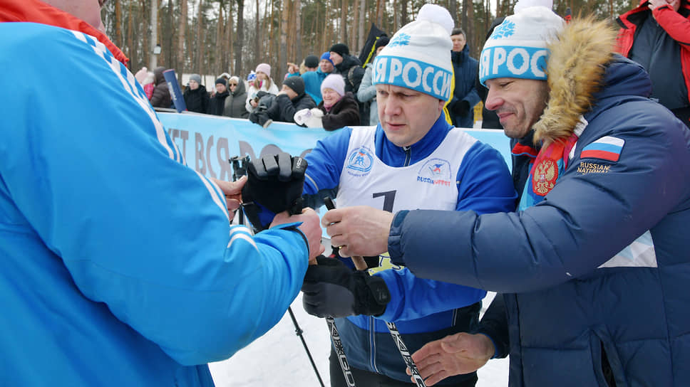 В гонке принял участие министр физкультуры и спорта Воронежской области Павел Чибисов (в центре) — он преодолел 5 км