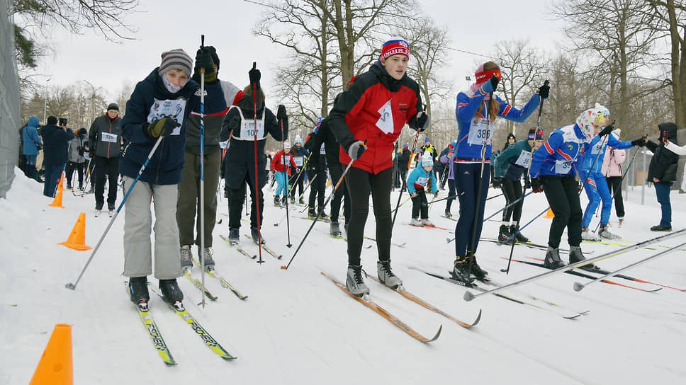 Первыми традиционно стартуют профессиональные лыжники, воспитанники спортивных школ
