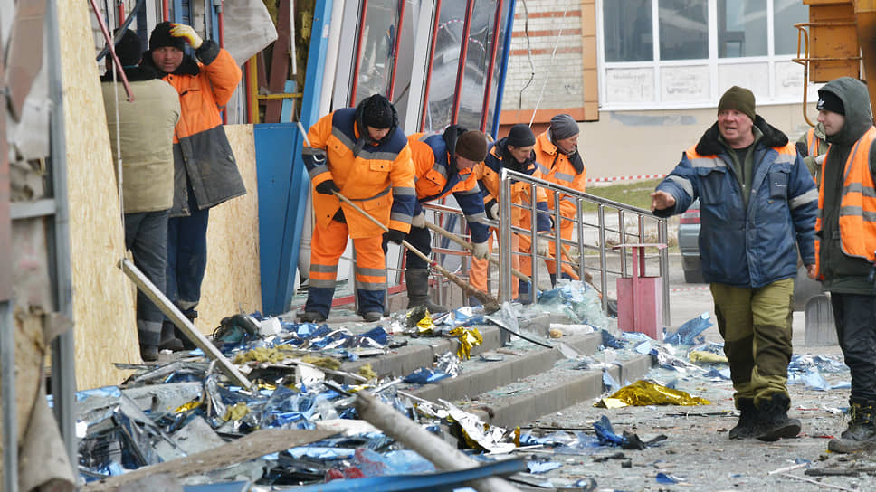 Работники «Белгорблагоустройства» у входа в поврежденный торговый центр