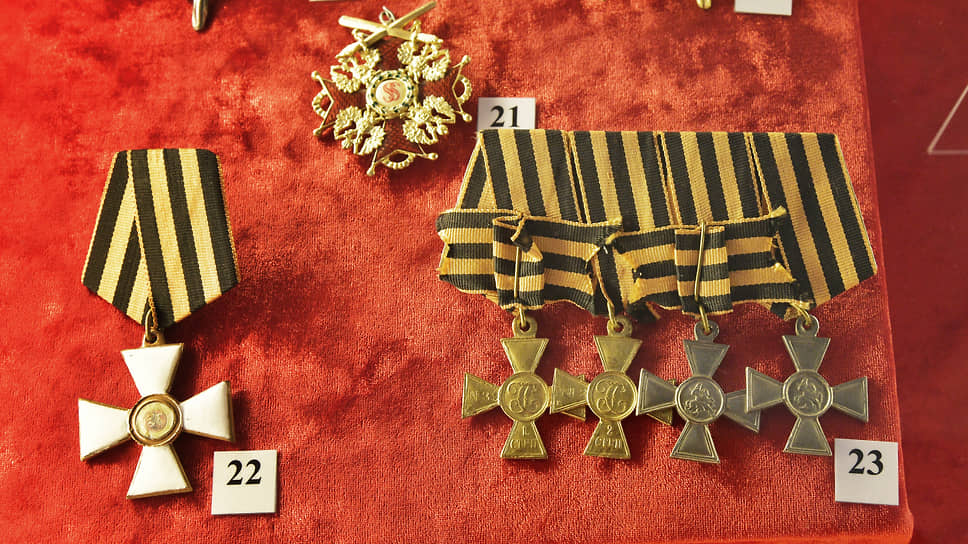 Ордена и медали на одном из стендов музея